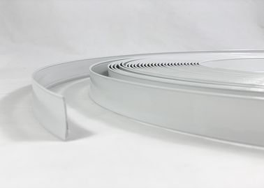 La freccia di alluminio di colore bianco modella la buona resistenza della corrosione della disposizione del cappuccio 3D della lettera del cappuccio di plastica della disposizione